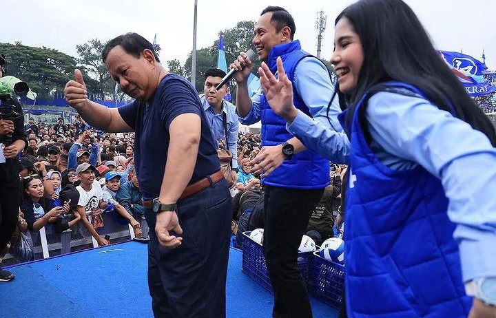 Tepis Isu Sakit, Prabowo Joget Bareng Denny Caknan dan Warga saat Kampanye di Malang