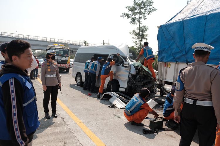 Viral! Mobil Box Hajar Truk Tronton di Tol Pandaan-Malang, Telan 1 Korban Jiwa