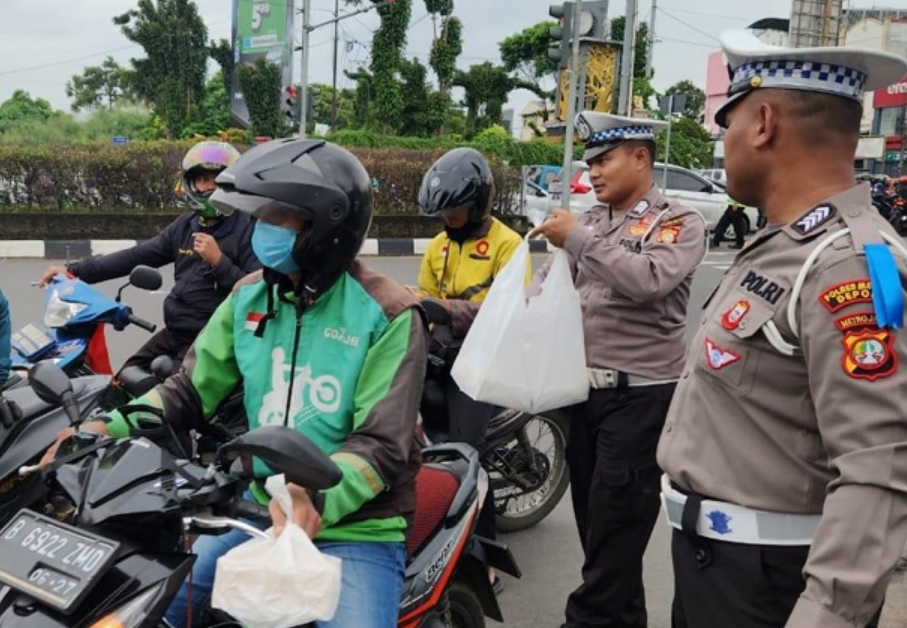 Polres Metro Depok Bagi-Bagi Takjil Gratis sambil Beri Imbauan Tatib Lalu Lintas