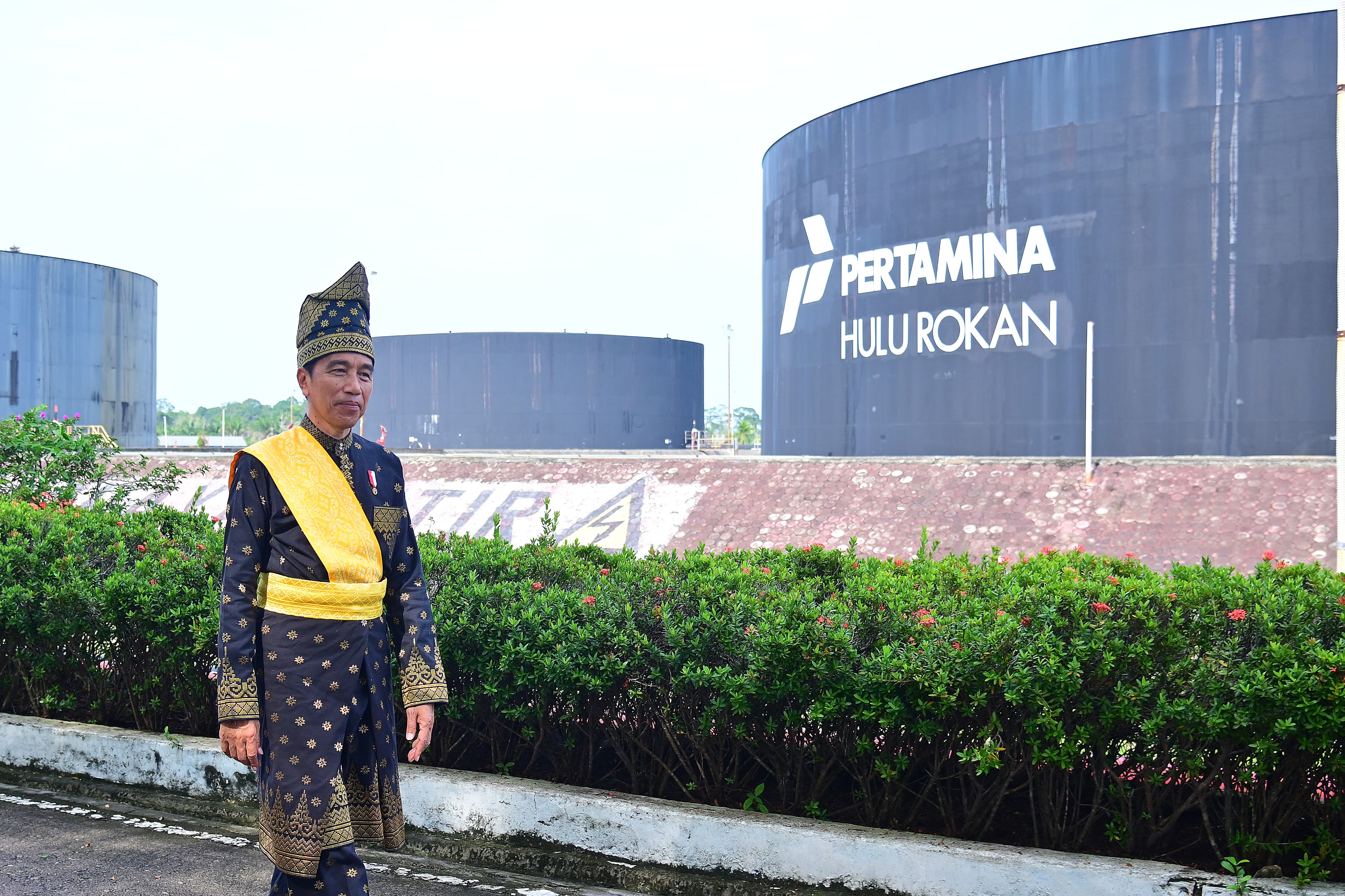 Pimpin Upacara Hari Lahir Pancasila di Lapangan Garuda Pertamina Hulu Rokan, Jokowi Pakai Pakaian Adat Melayu