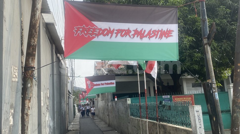 Satu Kampung di Palmerah Barat Kompak Pasang Bendera Palestina, Kutuk Serangan Israel ke RS Indonesia di Gaza