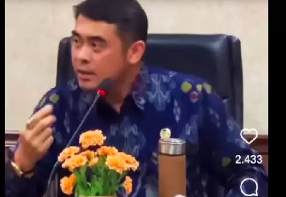 Arya Wedakarna Didemo, Massa Menuntut AWK Dipecat