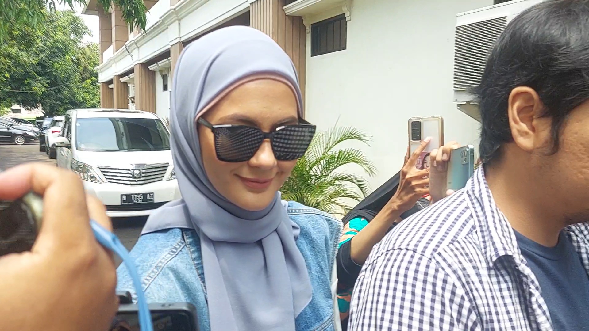 Paula Verhoeven Datangi Rumah Duka Ayahanda Baim Wong