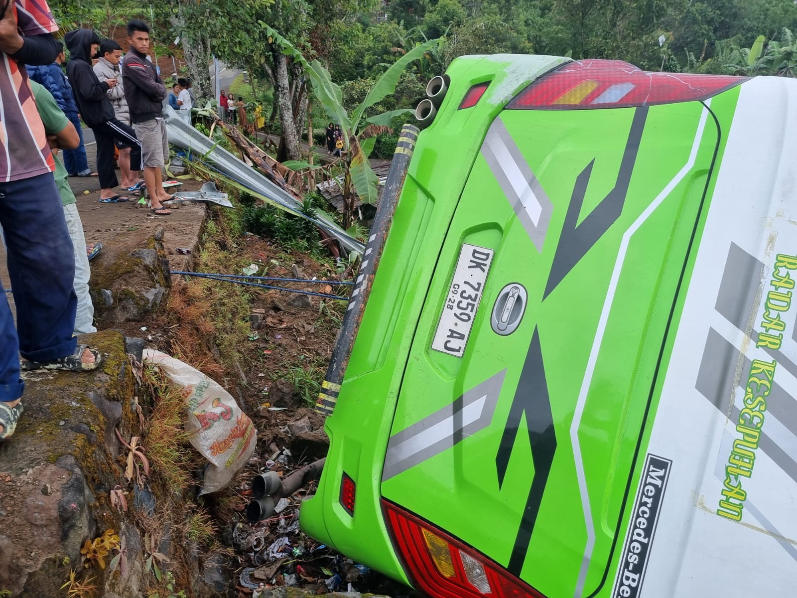 Bus Rombongan dari Jakarta Kecelakaan di Jalan Alternatif Puncak Bogor, 9 Penumpang Terluka 