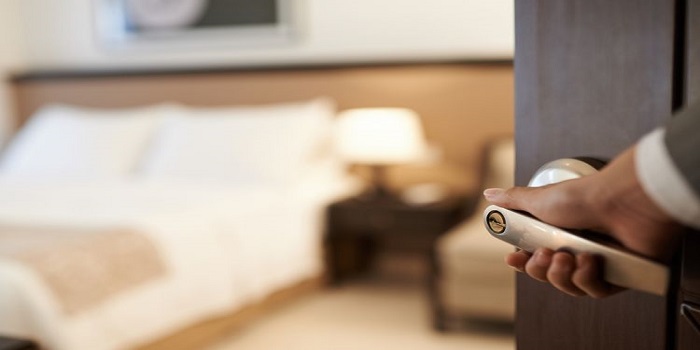Waduh! Petugas Housekeeping Nyelonong Masuk saat Tamu Hotel Sedang Tak Berpakaian: Auto Minta Ganti Rugi