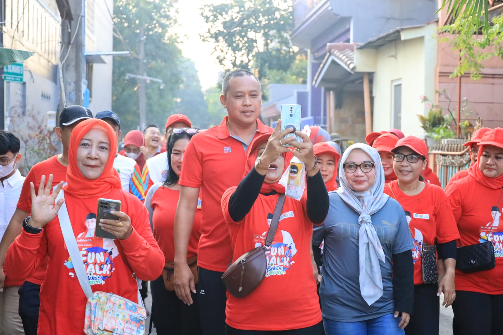  Ikuti Jalan Santai di Pondok Melati, Plt. Wali Kota Bekasi Beri Pesan untuk Selalu Jaga Kebugaran Tubuh
