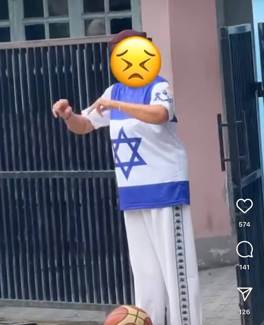 Viral! Ibu-ibu Ini Pamer Pakai Kaos Gambar Bendera Israel di Depan Rumah, Netizen: Astagfirullah!