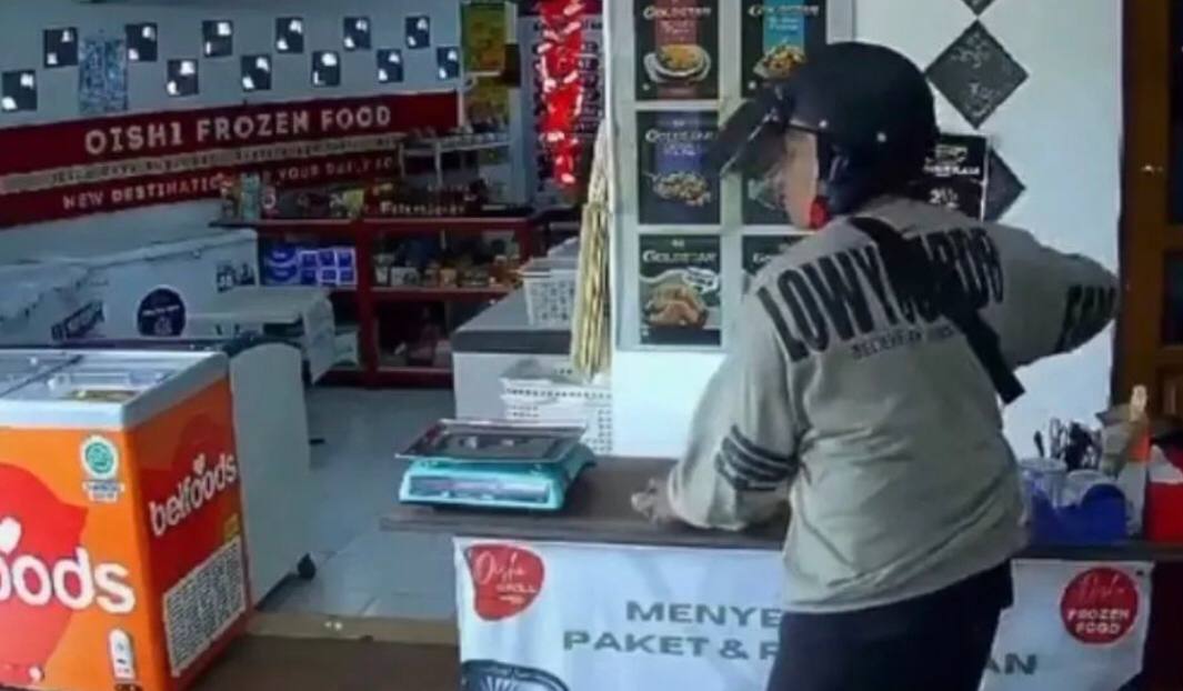 Aksi Seorang Pria Nekat Gasak Dompet di Depan Pemilik Toko di Kota Malang Viral di Medsos