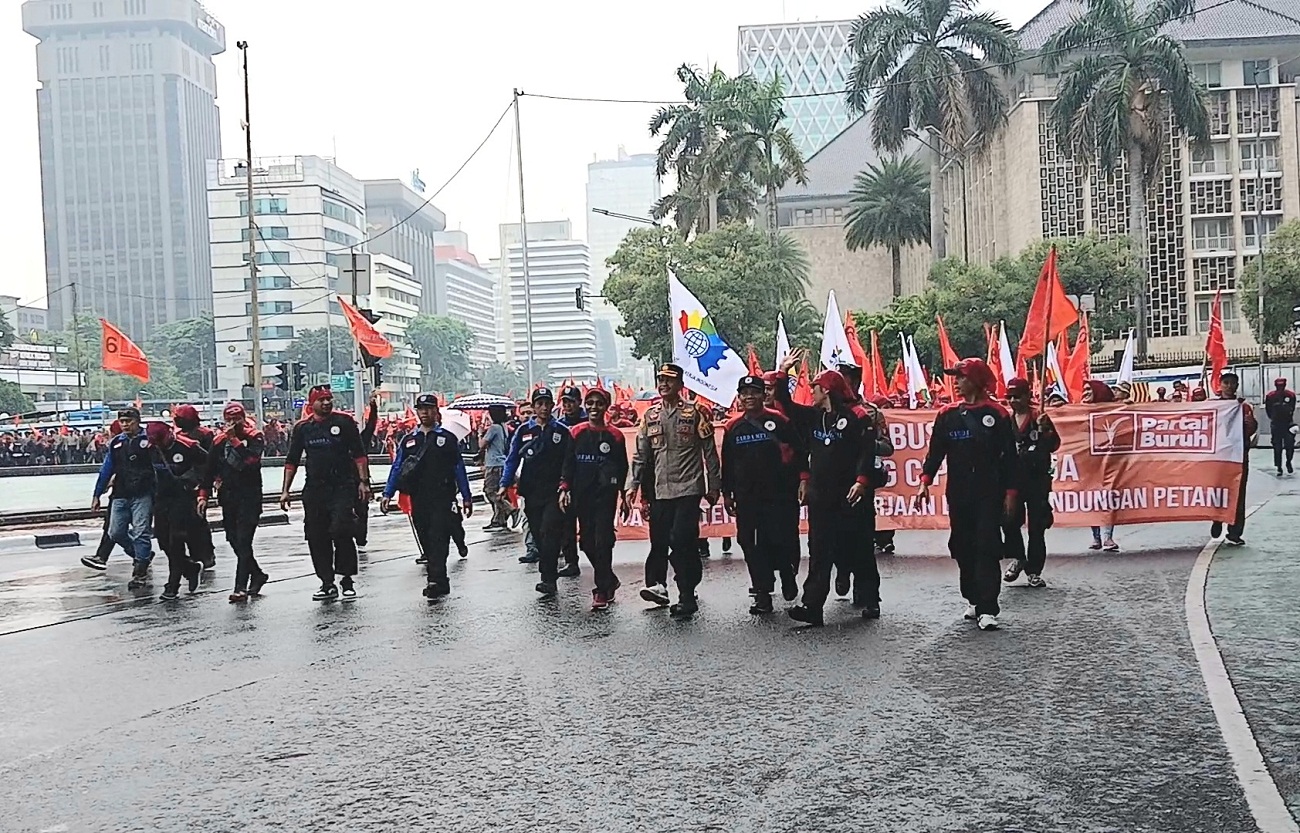 Demo Tuntut Kenaikan Upah, Ribuan Buruh Mulai Padati Kawasan Patung Kuda Monas