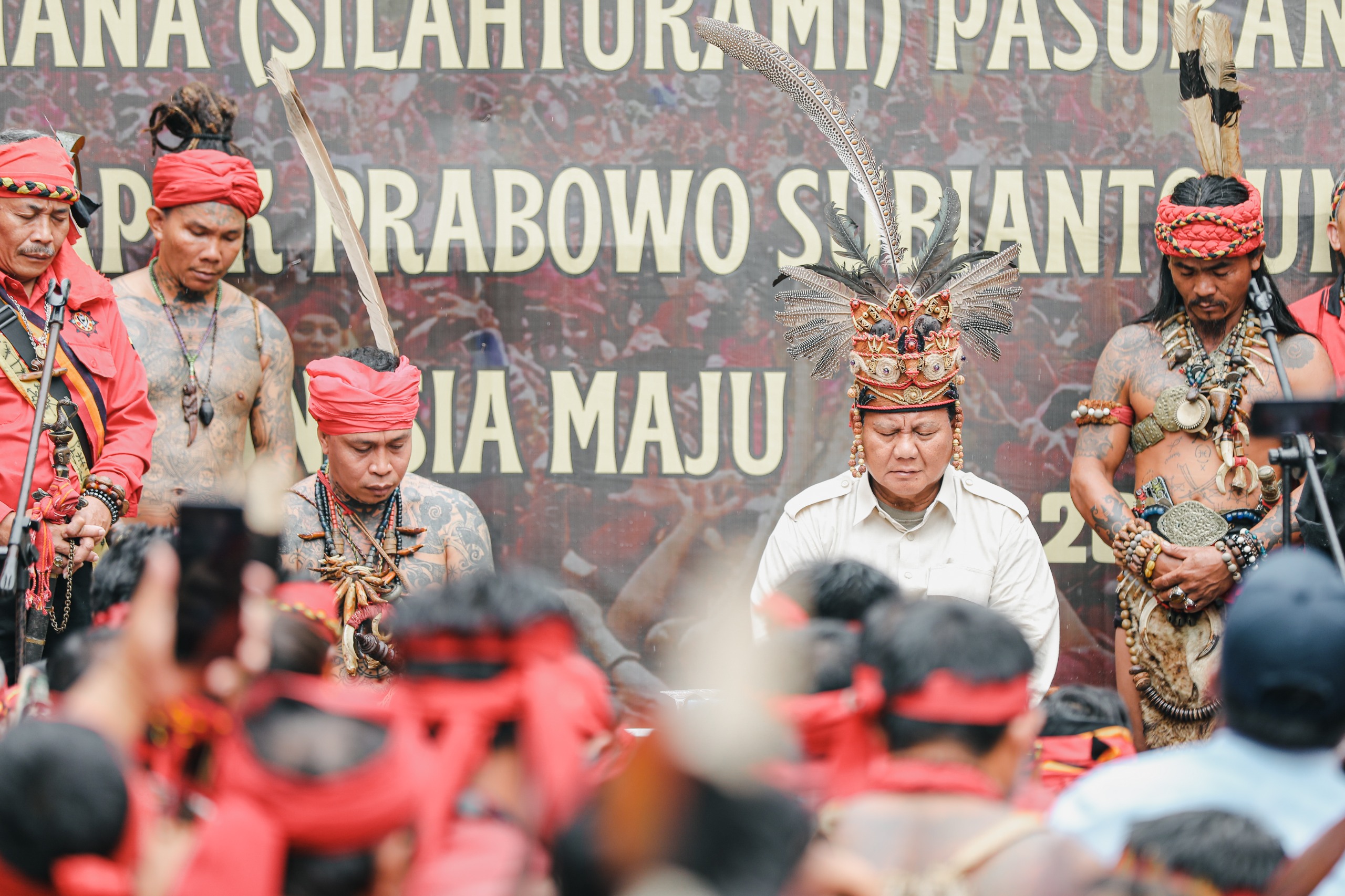 Disambut Masyarakat Dayak, Prabowo Sampaikan Terimakasih ke Panglima Jilah: Saya Merasa Terhormat!