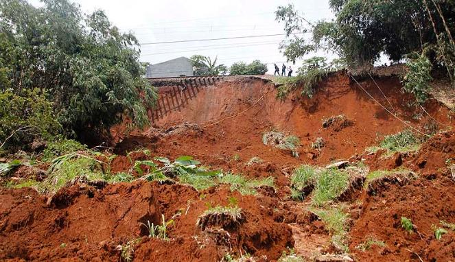 Tanggul Ambruk, 4 Santri Ponpes Darussyifa Al-Fithroh Yaspida Sukabumi Tewas Tertimbun Material