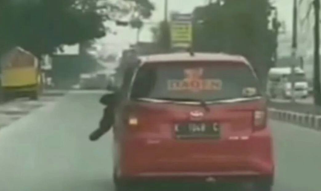 Ugal-ugalan Seperti Film Action, Pengemudi Mobil Tabrak Polisi Hingga Nyangkut di Kap dan Terseret 500 Meter