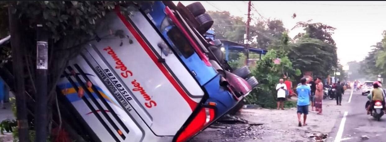 Tragis! Diduga Hindari Pemotor yang Mabuk, Bus di Magetan Alami Kecelakaan hingga Terbalik