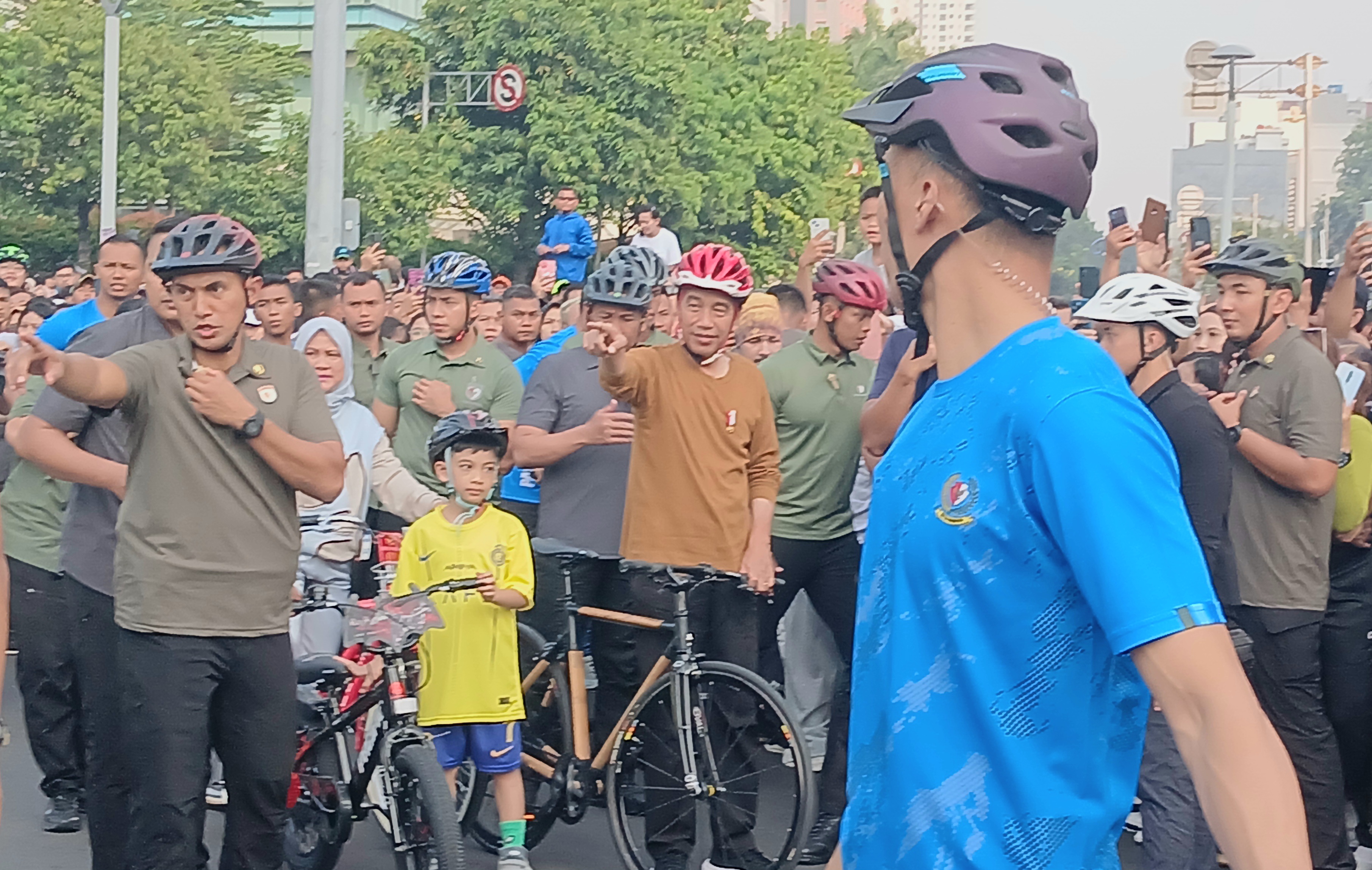 Jokowi Ajak Jan Ethes Gowes Sepeda di CFD Bundaran HI, Warga Berebut Selfie 