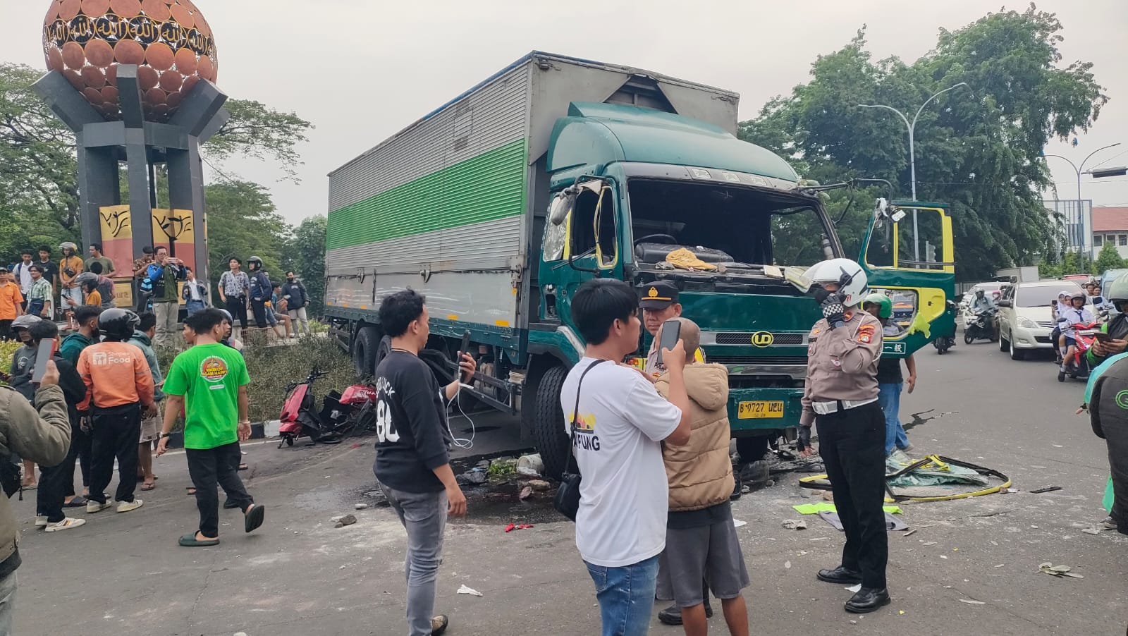 Ugal-Ugalan, Video Truk Tabrak Sejumlah Kendaraan di Cipondoh Tangerang, 3 Orang Jadi Korban, Sopir Terkapar