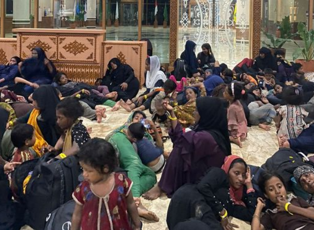 Hampir Tengah Malam, 135 Orang Rohingya Jadi Tamu Tak Diundang di Kantor Gubernur Aceh