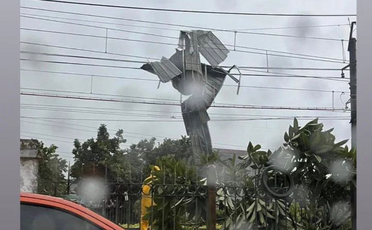 Seng Atap Rumah Nyangkut di Kabel Listrik Stasiun Citayam, 20 Perjalanan KRL Commuter Line Terhambat