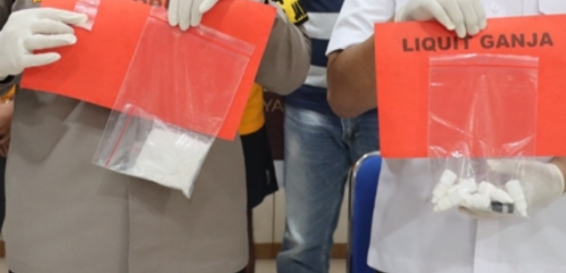 Polisi Temukan 6 Botol Liquid Ganja dan Sabu saat Penangkapan di Cilodong Depok 