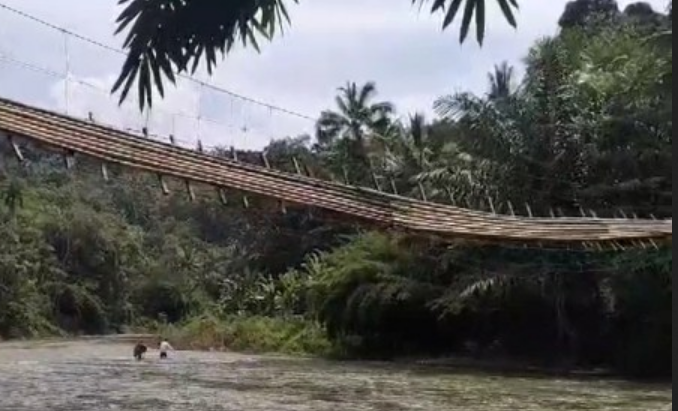 Jembatan Gantung di Lebak Putus, Belasan Orang Jatuh ke Sungai 