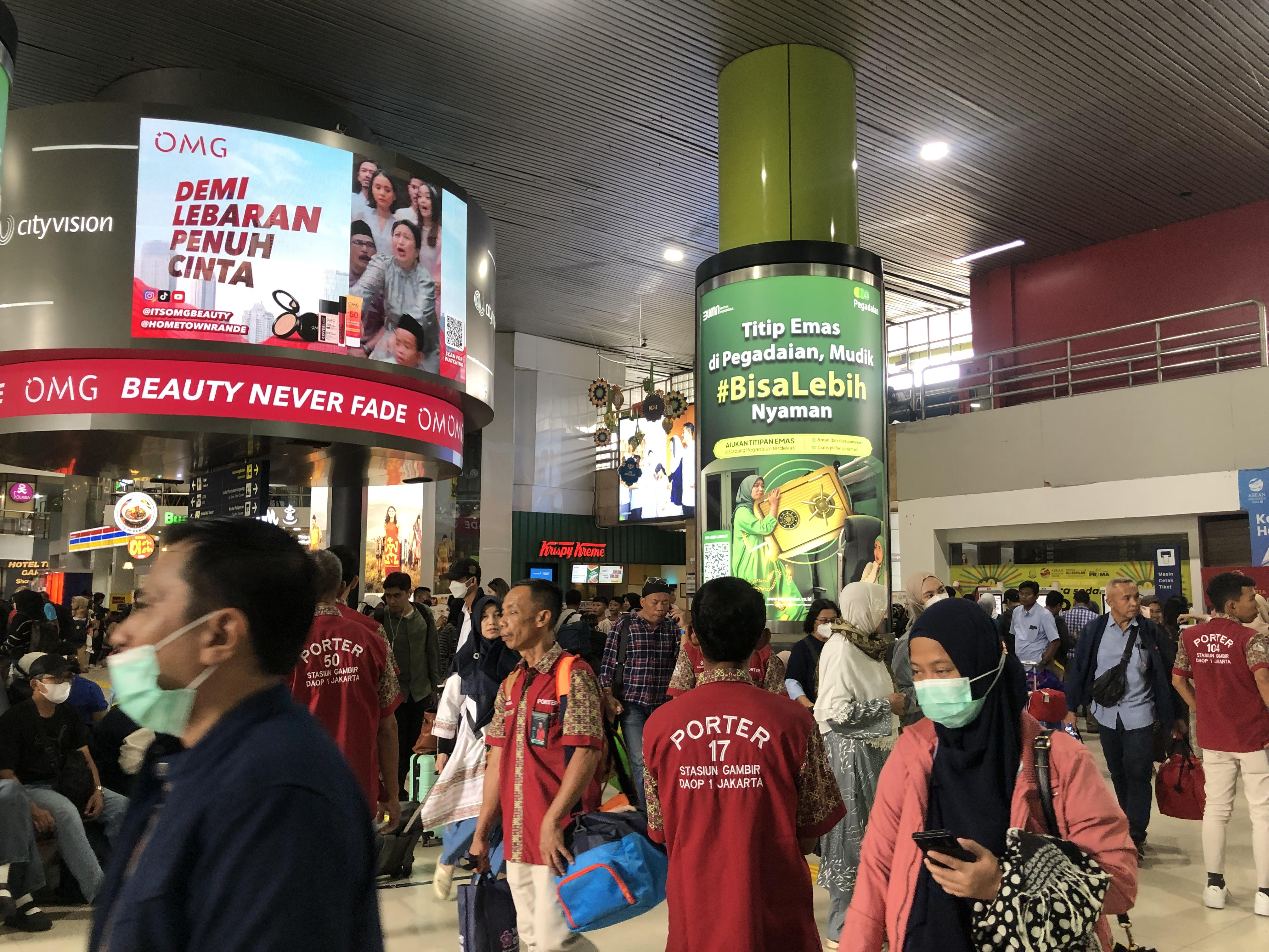 Pemudik di Stasiun Gambir Masih Membludak hingga H+2 Lebaran