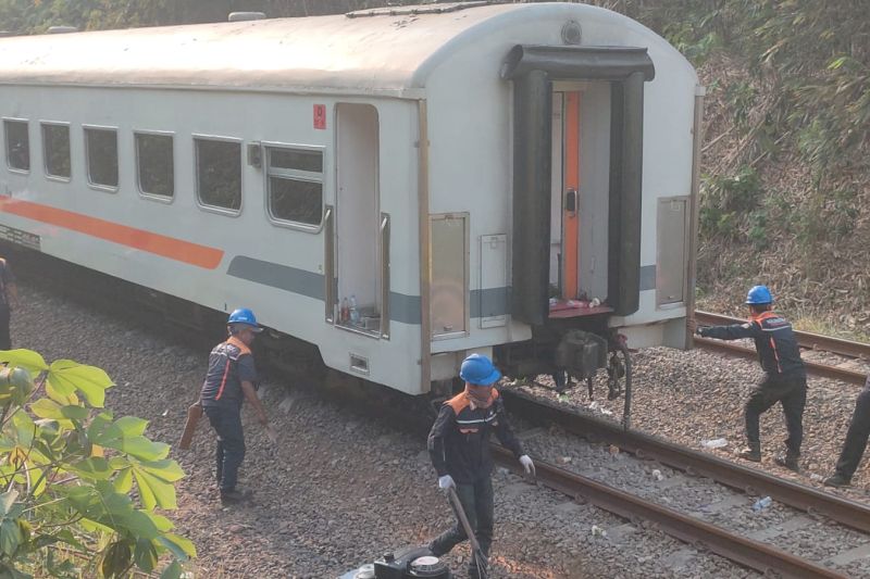 Kereta Commuter Line Walahar Relasi Purwakarta-Cikarang Anjlok, Ini Deretan KA yang Alami Keterlambatan 