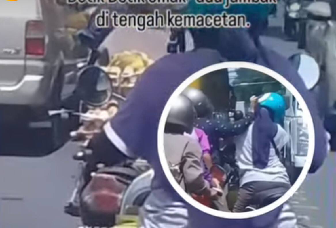 Viral! 2 Emak-emak Saling Jambak di Tengah Jalan, Diduga Tak Terima Disalip