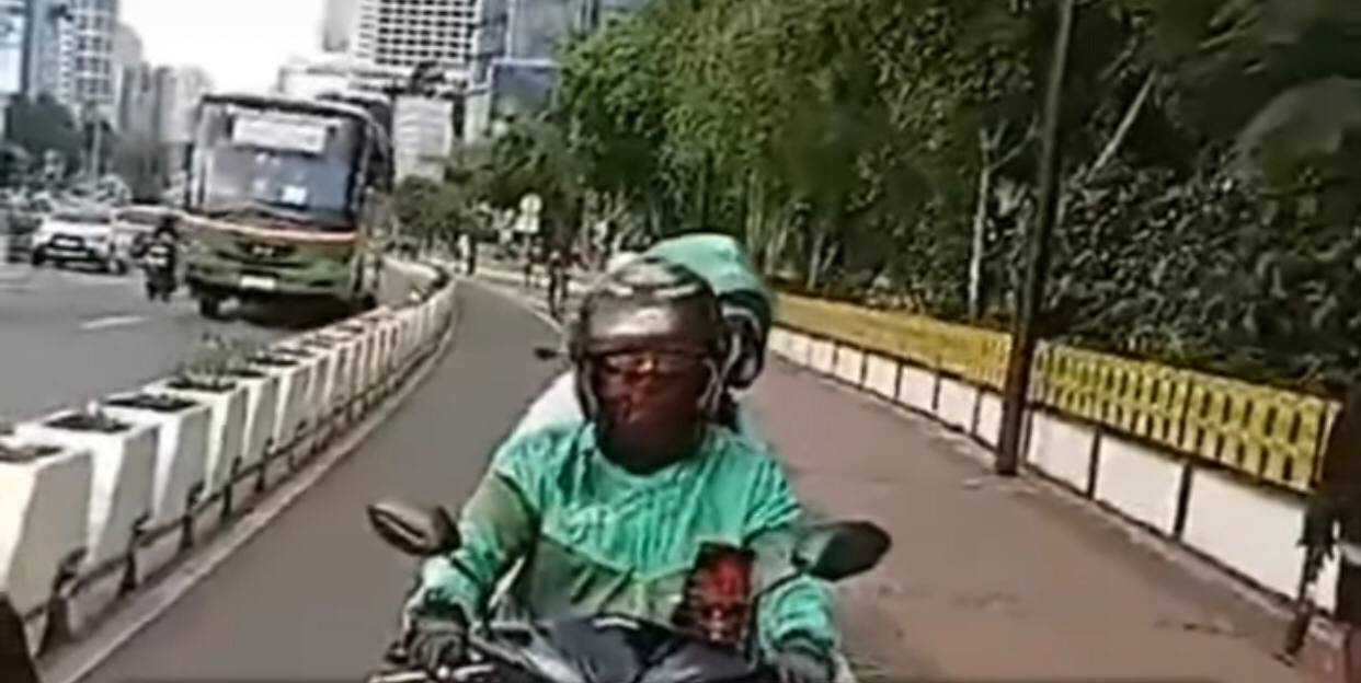 Viral! Aksi Oknum Driver Ojol Serobot Jalur Sepeda, saat Ditegur Malah Tendang Pesepeda hingga Jatuh