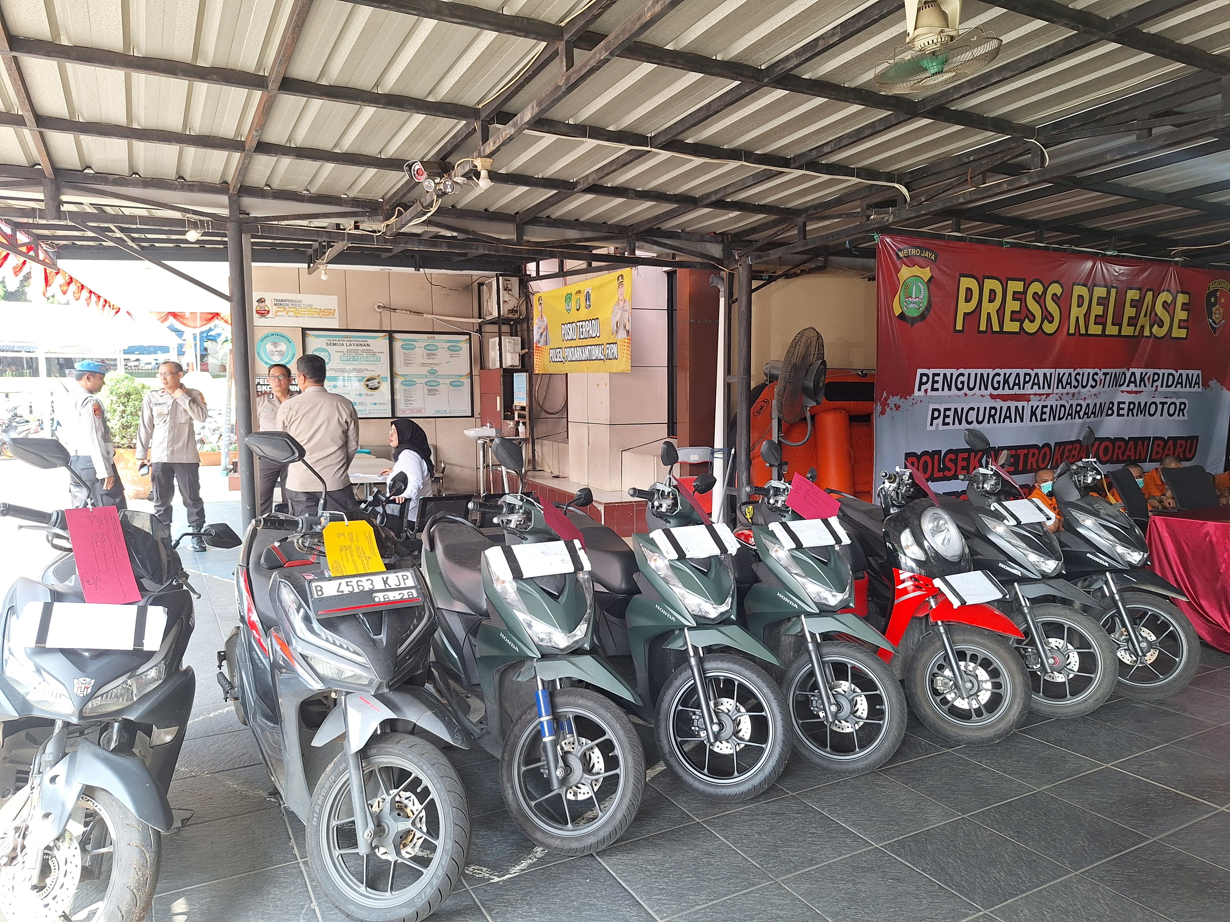 Wow! Stasiun Kebayoran Lama Jadi Gudang Penyimpanan Motor Curian