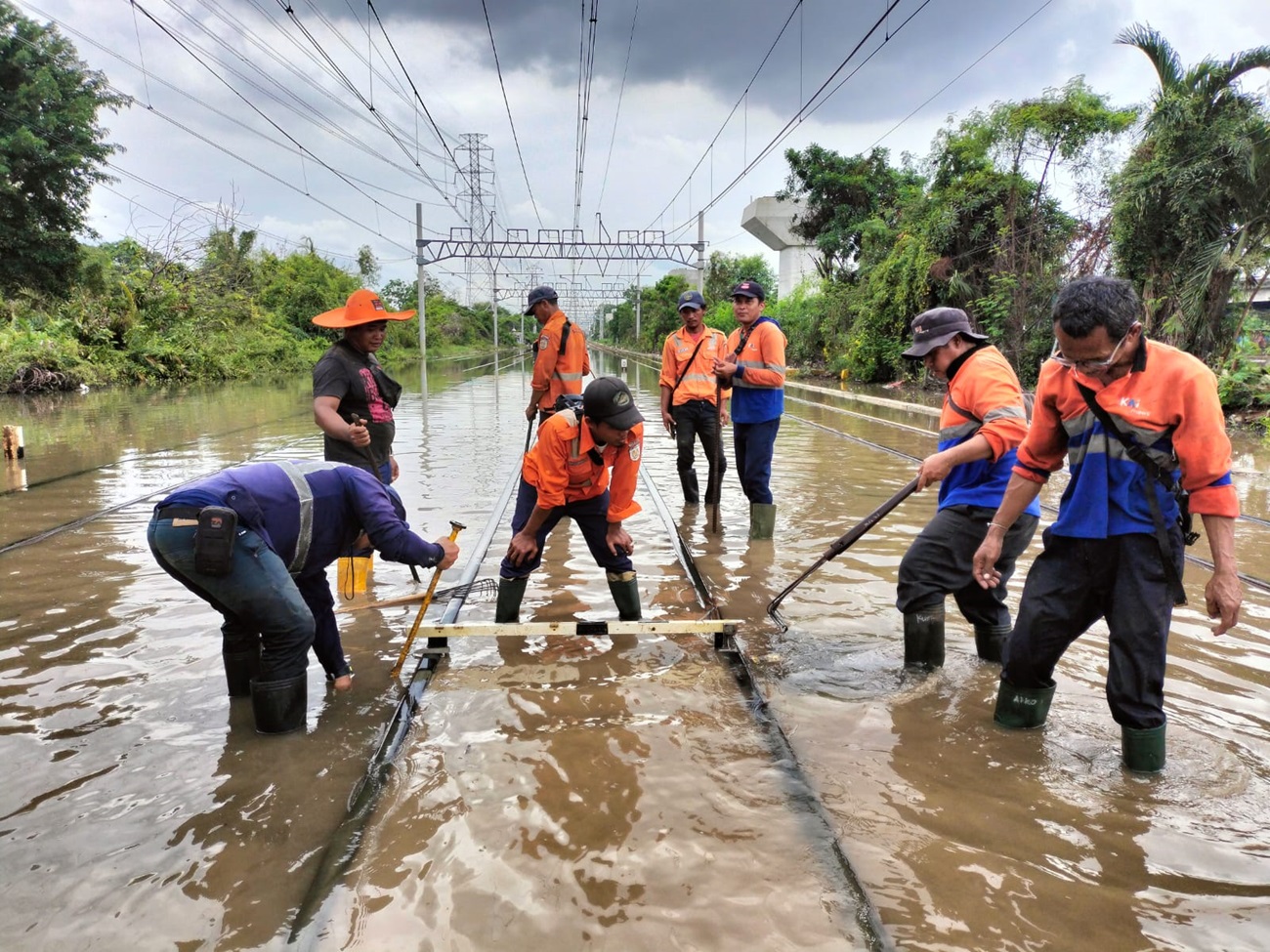 Rel Terendam Banjir Rob, PT KAI Bongkar Trotoar Jalur Jakarta Kota - Tanjung Priok