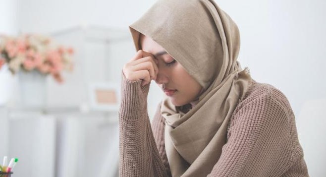 7 Cara Menenangkan Hati dan Pikiran saat Gelisah dalam Islam, Ampuh Mengelola Emosi