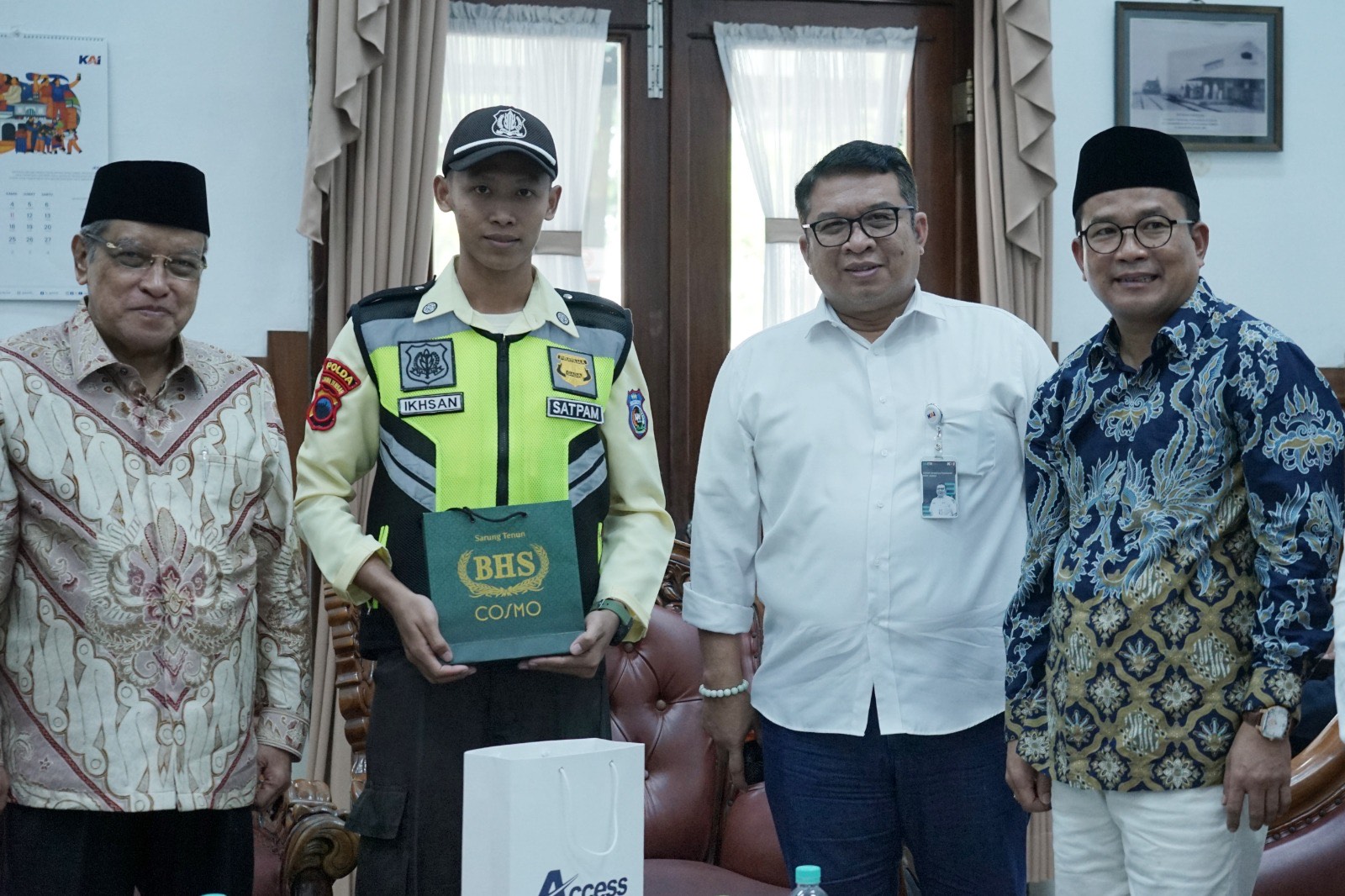 Patut Diteladani! Sekuriti Jujur di Stasiun Semarang Dapat Penghargaan dari Komisaris Utama KAI