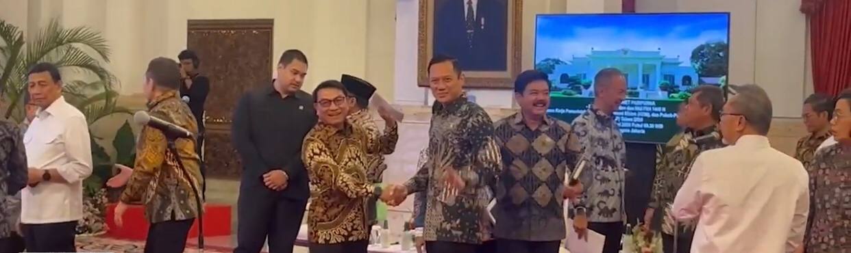 Perdana Hadiri Sidang Paripurna Kabinet, AHY Jabat Tangan Moeldoko