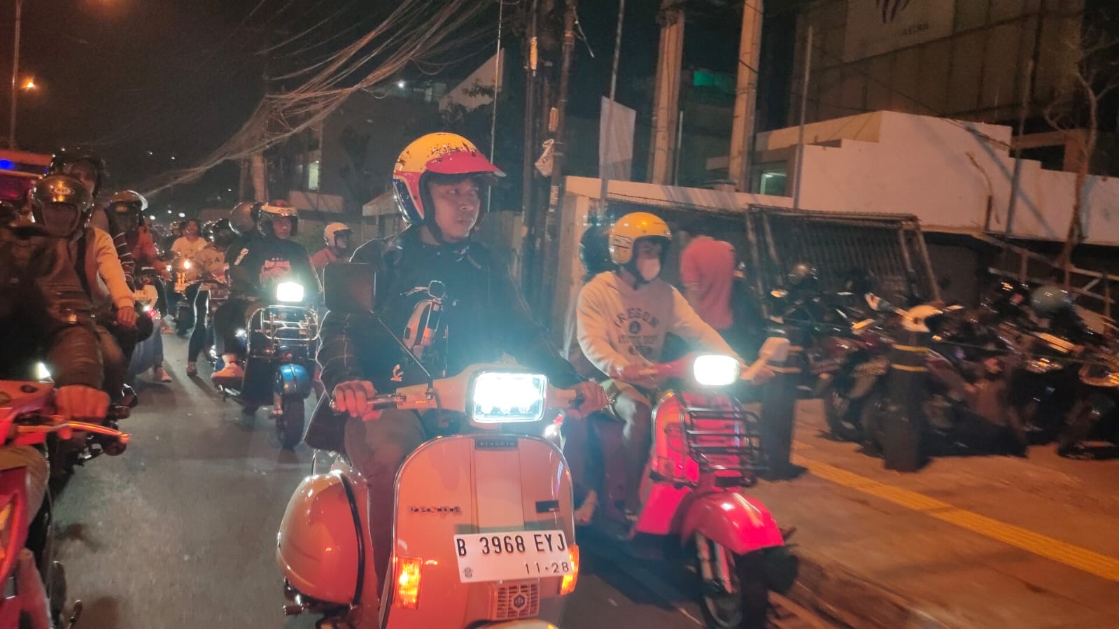 Jelang Nataru, Ratusan Pengendara Vespa Gelar Safety Riding dan Rolling Thunder di Kota Depok