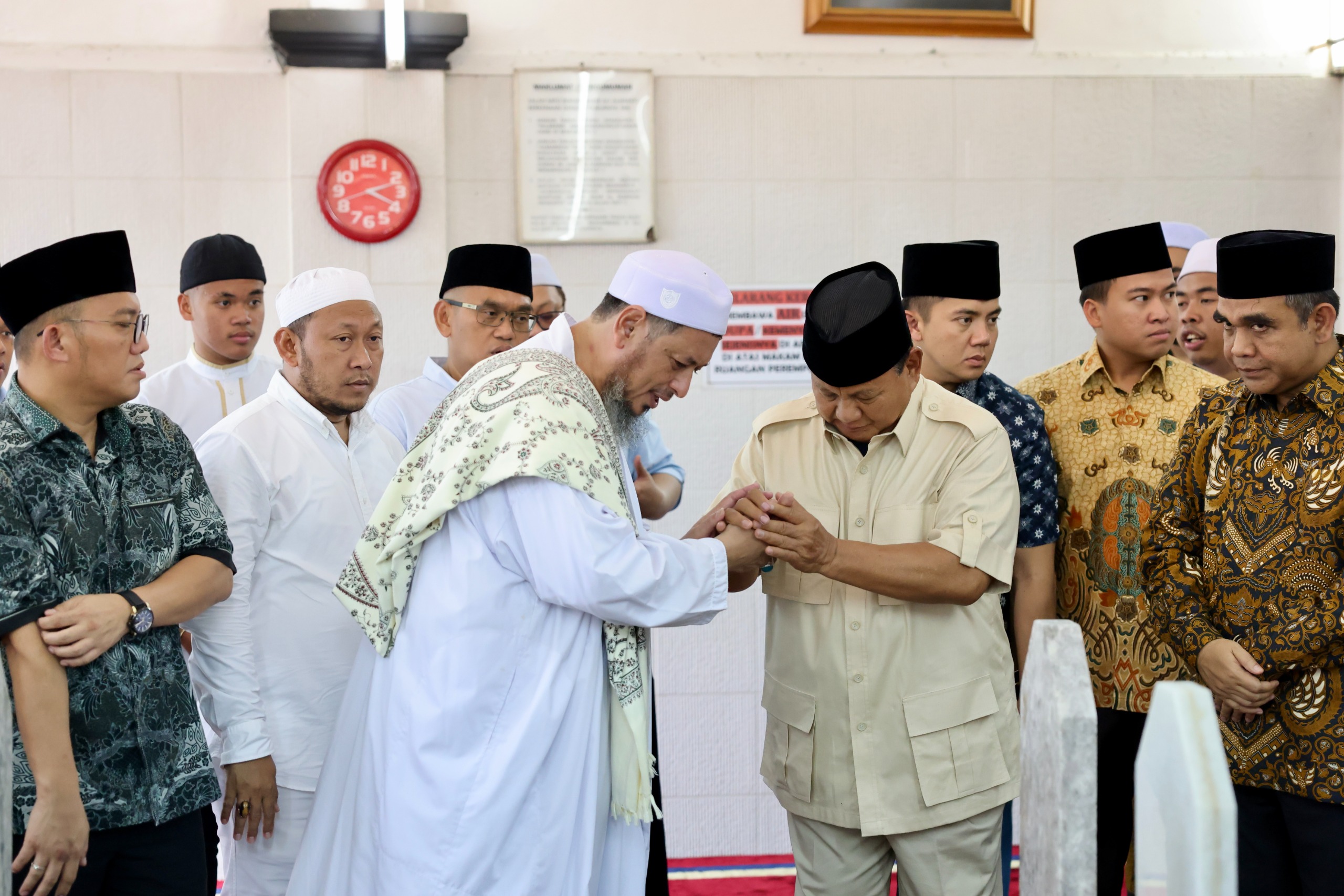 Ziarah ke Makam Habib Ali Kwitang, Prabowo Ungkap Hubungan Kekerabatan Keluarga