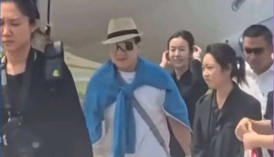 Datang ke Indonesia, Sikap Jackie Chan saat Tolak Dipayungi Petugas Bandara Banjir Pujian dan Viral di Medsos