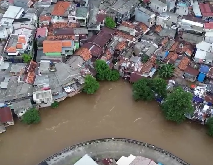 Banjir Setinggi 2 Meter Mengepung Pemukiman Warga di Kampung Melayu, Kiriman dari Bogor dan Depok