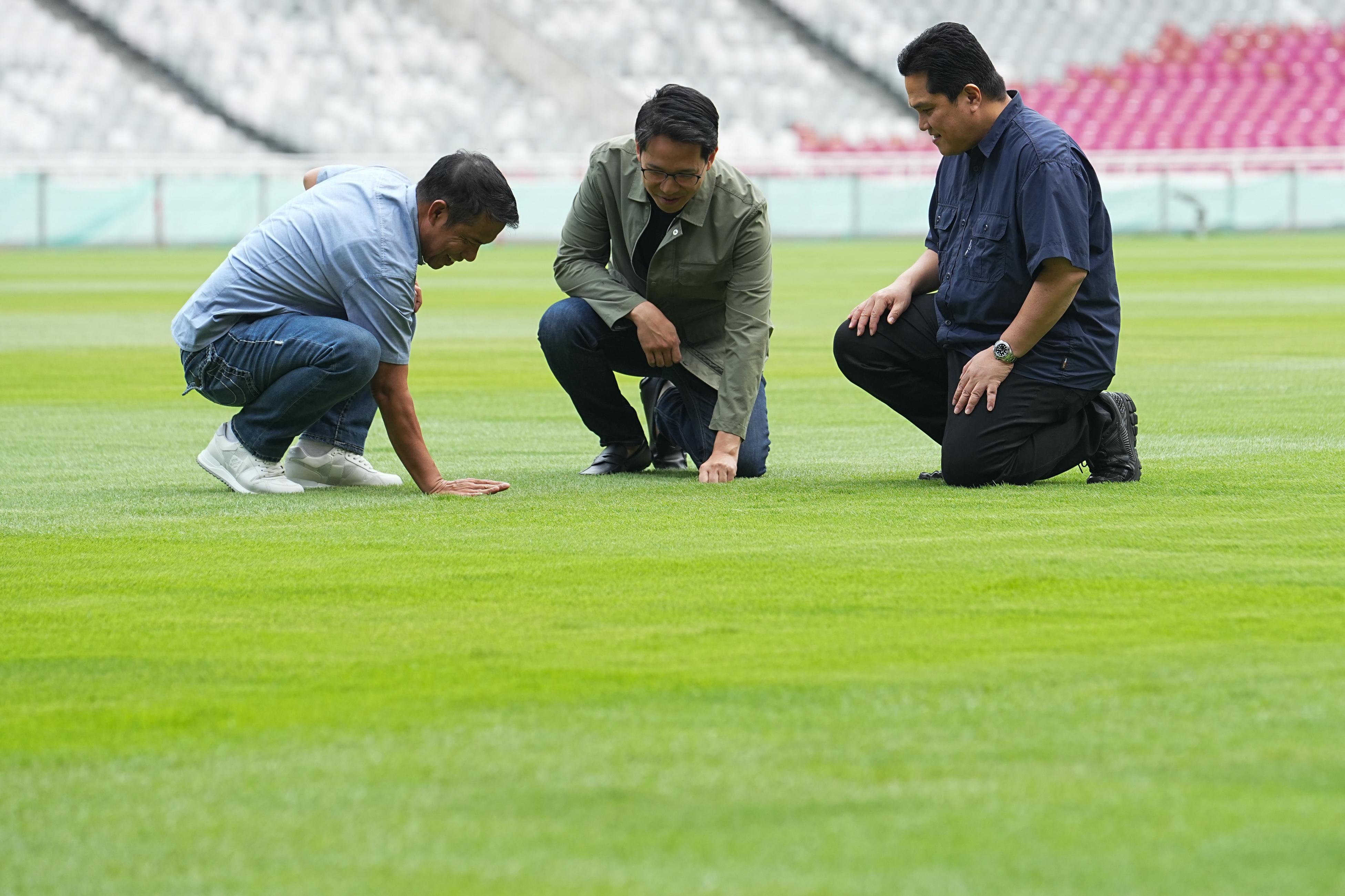 Jelang Indonesia vs Jepang, Erick Thohir Cek Kondisi Rumput SUGBK dan Siapkan 103 CCTV 