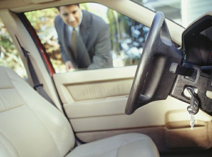 Trik Sederhana Cara Ambil Kunci yang Tertinggal di Dalam Mobil