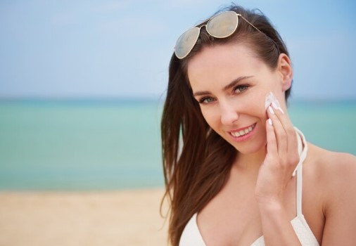 Sunscreen Terbaik untuk Kulit Berminyak dan Mengecilkan Pori-Pori, Bikin Wajah Berkilau Bebas Flek Hitam