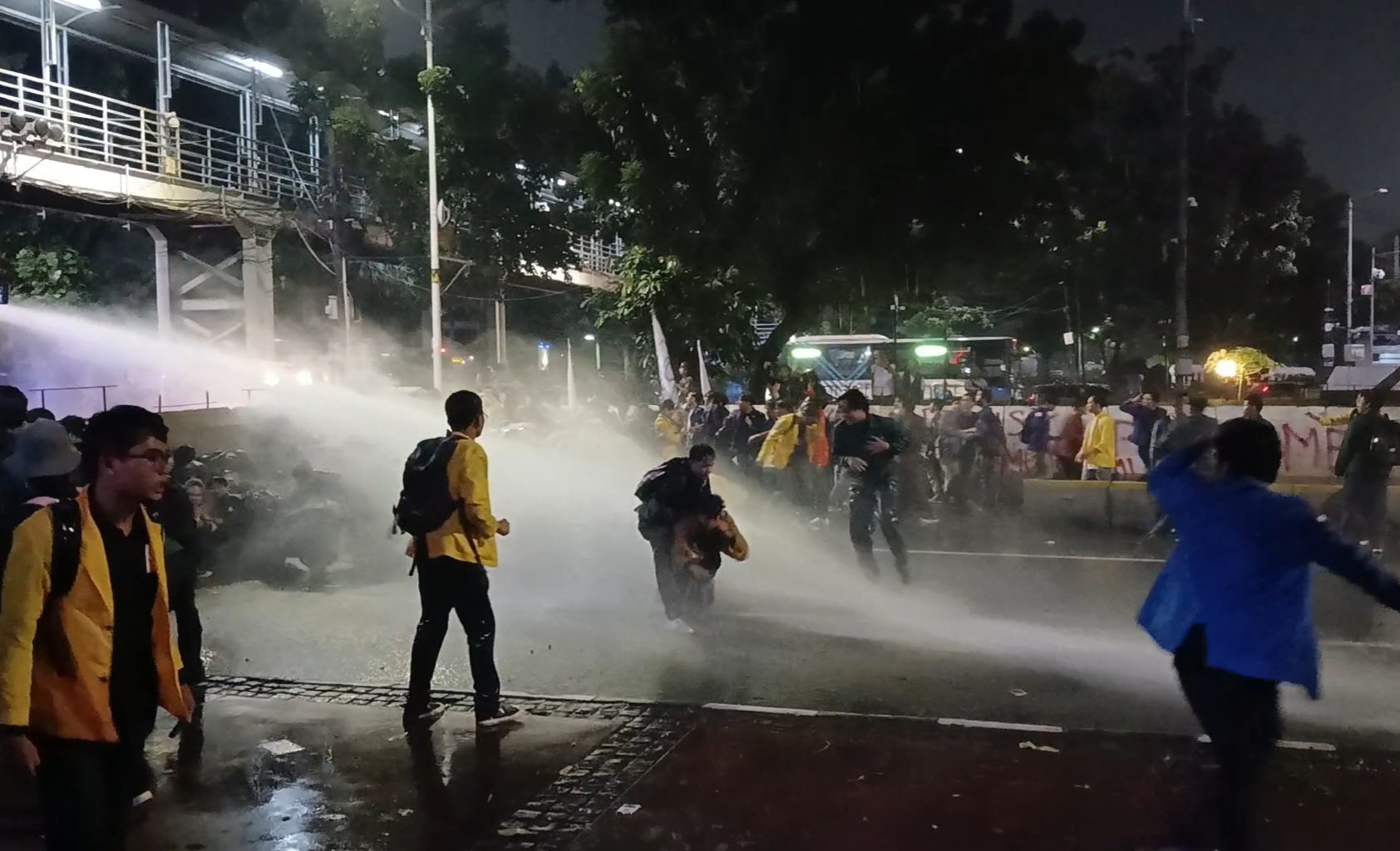 Demo BEM SI vs Polisi di Patung Kuda Berujung Ricuh, Massa Robohkan Barier hingga Lempar Botol 