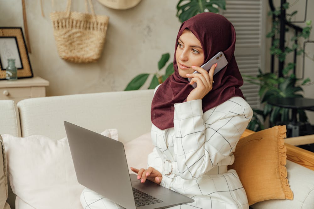 Bolehkah Wanita Bekerja Mencari Nafkah? Pandangan Islam tentang Tugas dan Peran Wanita 