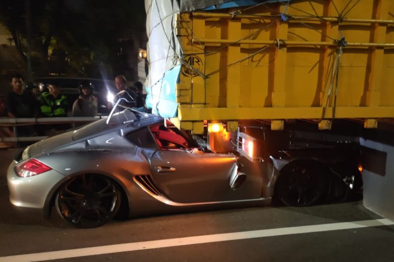Sopir Mobil Mewah Porsche Tewas Usai Tabrak Pantat Truk di Tol Dalam Kota Kuningan, Begini Penampakannya