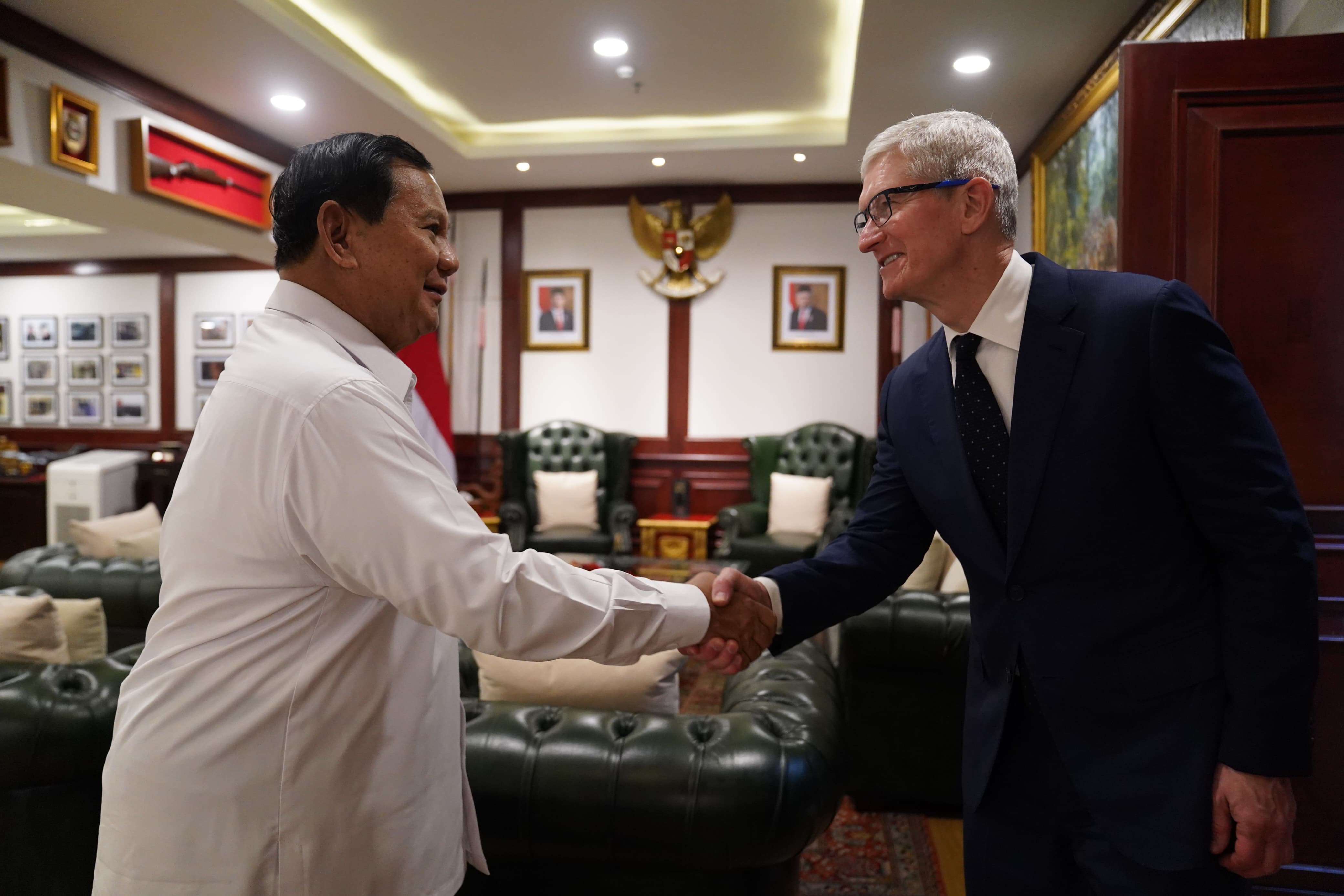 Bos Apple Tim Cook Kunjungi Prabowo di Jakarta: Saya Berharap Dapat Bekerja Sama