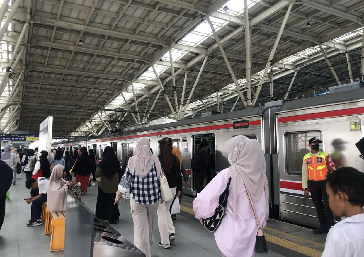 KAI Commuter Layani 257 Ribu Penumpang pada Momen Hari Libur Pilkada 2024 