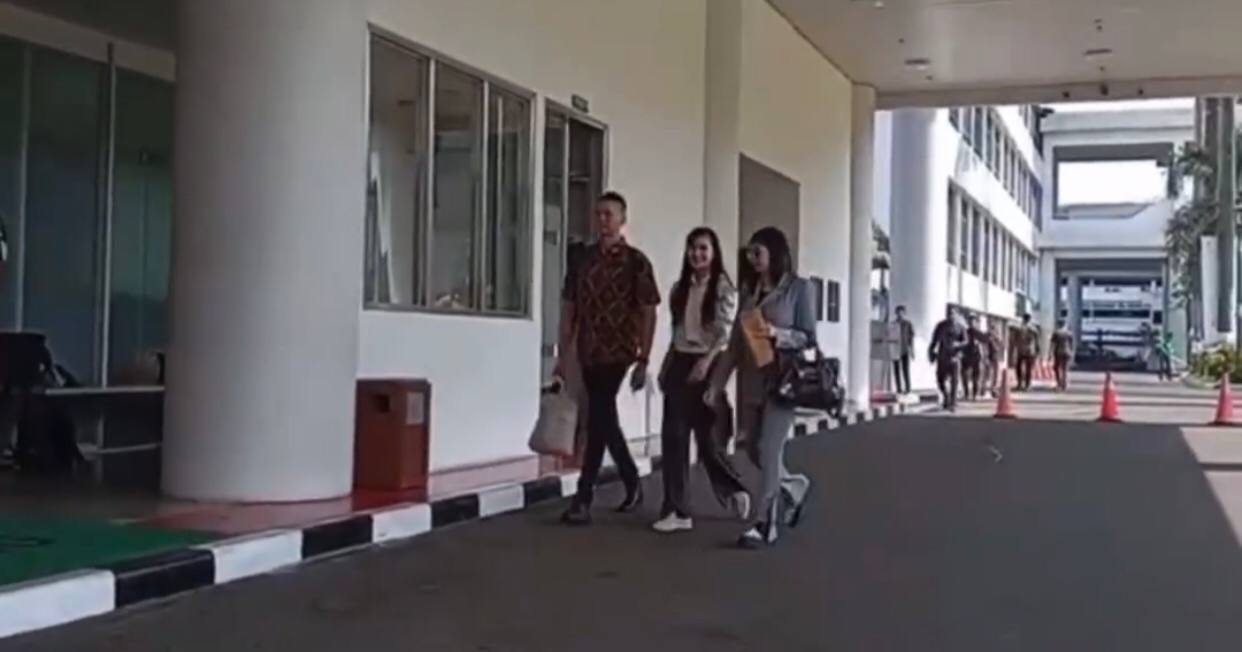 Sandra Dewi Tiba di Kejagung Bawa Amplop Warna Cokelat, Istri Harvey Moeis Tebar Senyum ke Awak Media