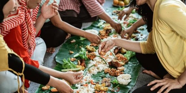 7 Kebiasaan Unik Orang Indonesia saat Makan: Tradisi yang Selalu Dirindukan