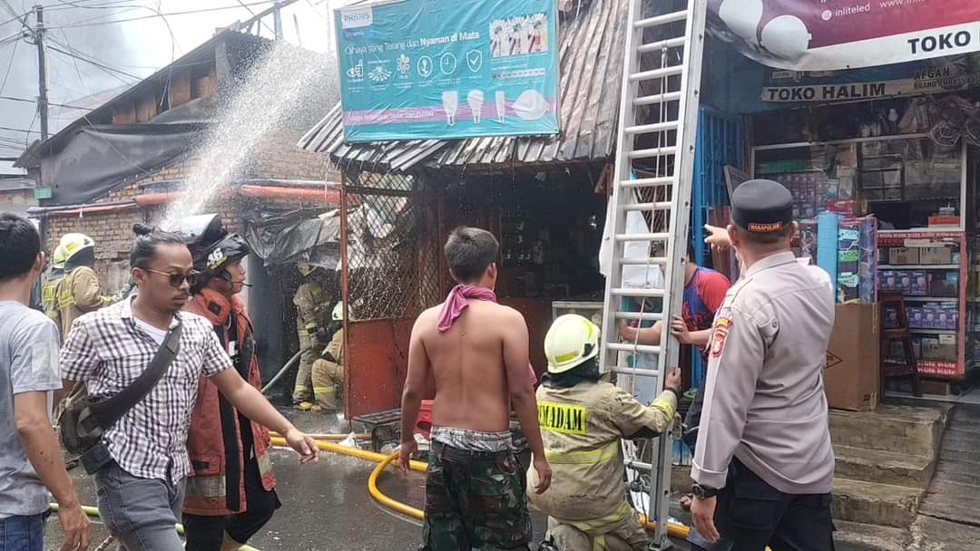 Kebakaran! Api Melalap Lantai 2 Rumah Padat Penduduk di Tambora, 17 Mobil dan 60 Petugas Diterjunkan