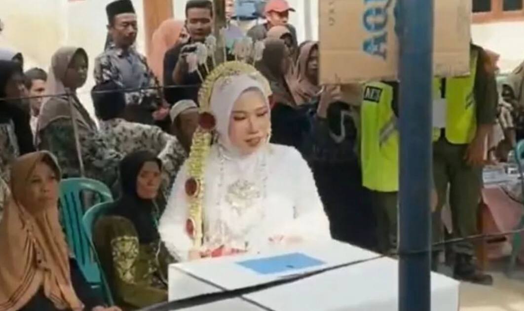 Viral! Pengantin Wanita Ini Sempatkan Nyoblos Pilkada dengan Busana Pernikahan Lengkap