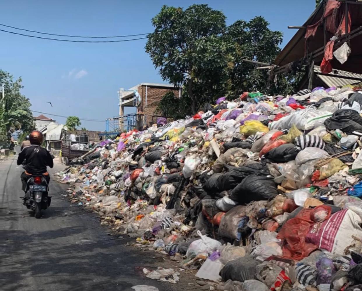 Viral! Tumpukkan Sampah Menggunung di Pinggir Jalan Bantul, DLH Buka Suara