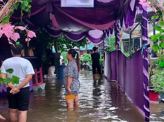 Diguyur Hujan Semalaman, Sejumlah TPS di Jakarta Kebanjiran hingga Roboh 